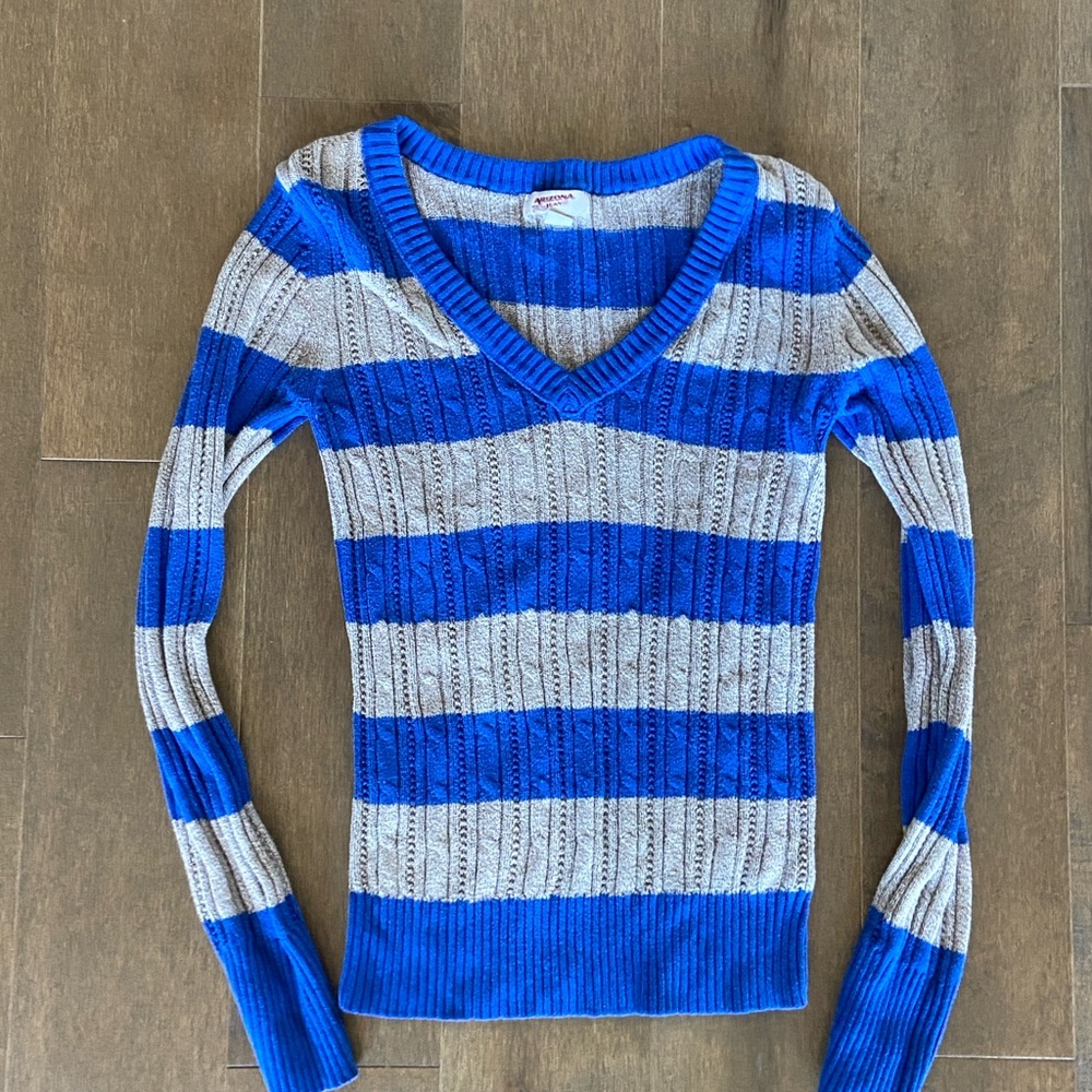 Arizona Jean Company Blue and Gray V-Neck Sweater